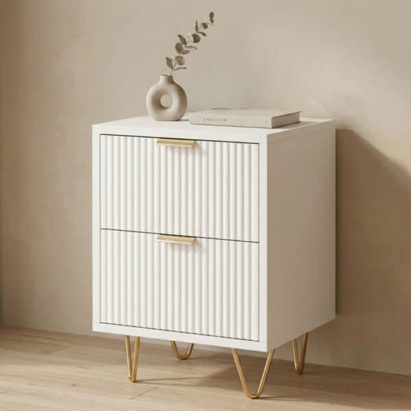 Table de chevet japandi blanche striée posée contre un mur beige