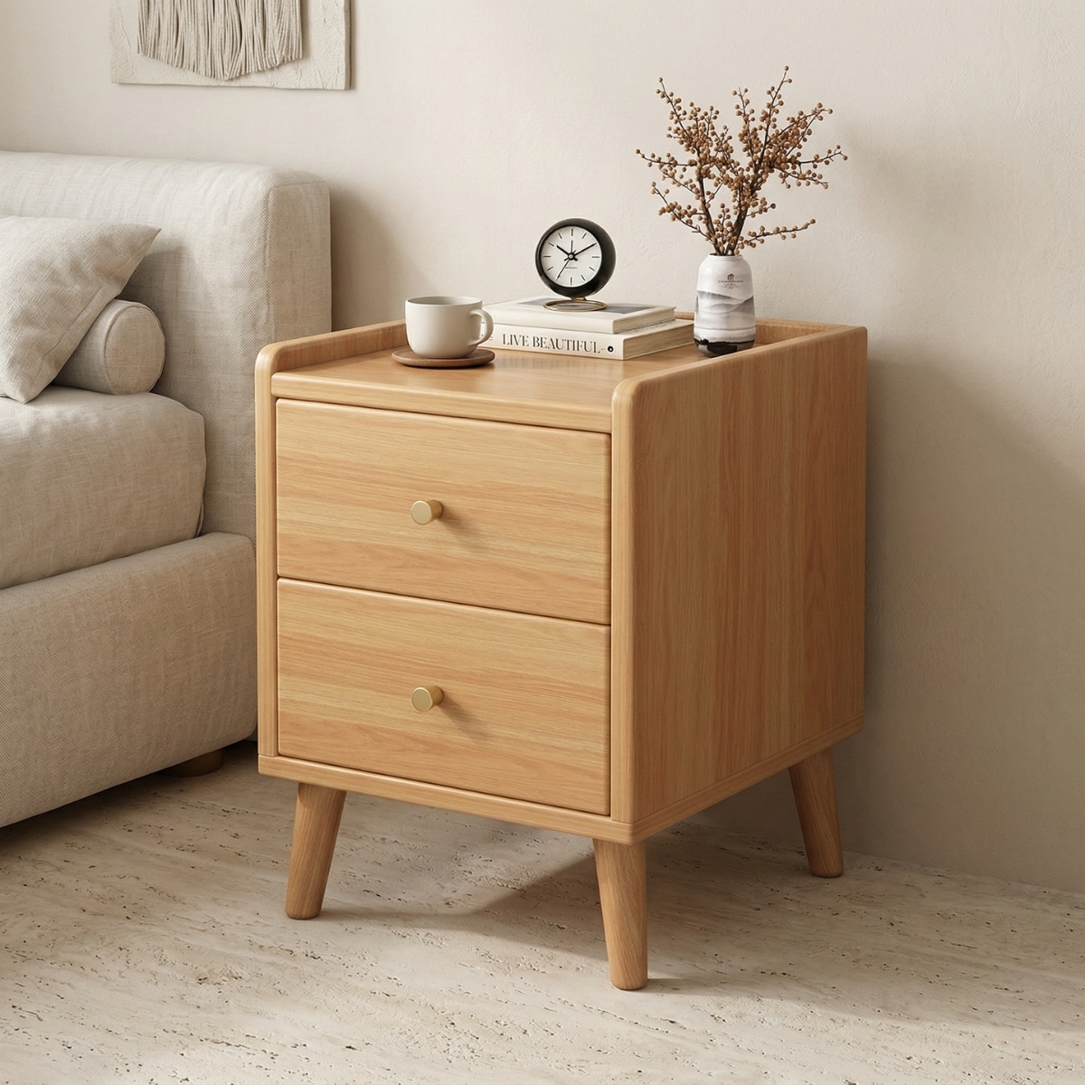 Table de chevet japandi en bois massif beige, dans une chambre minimaliste beige