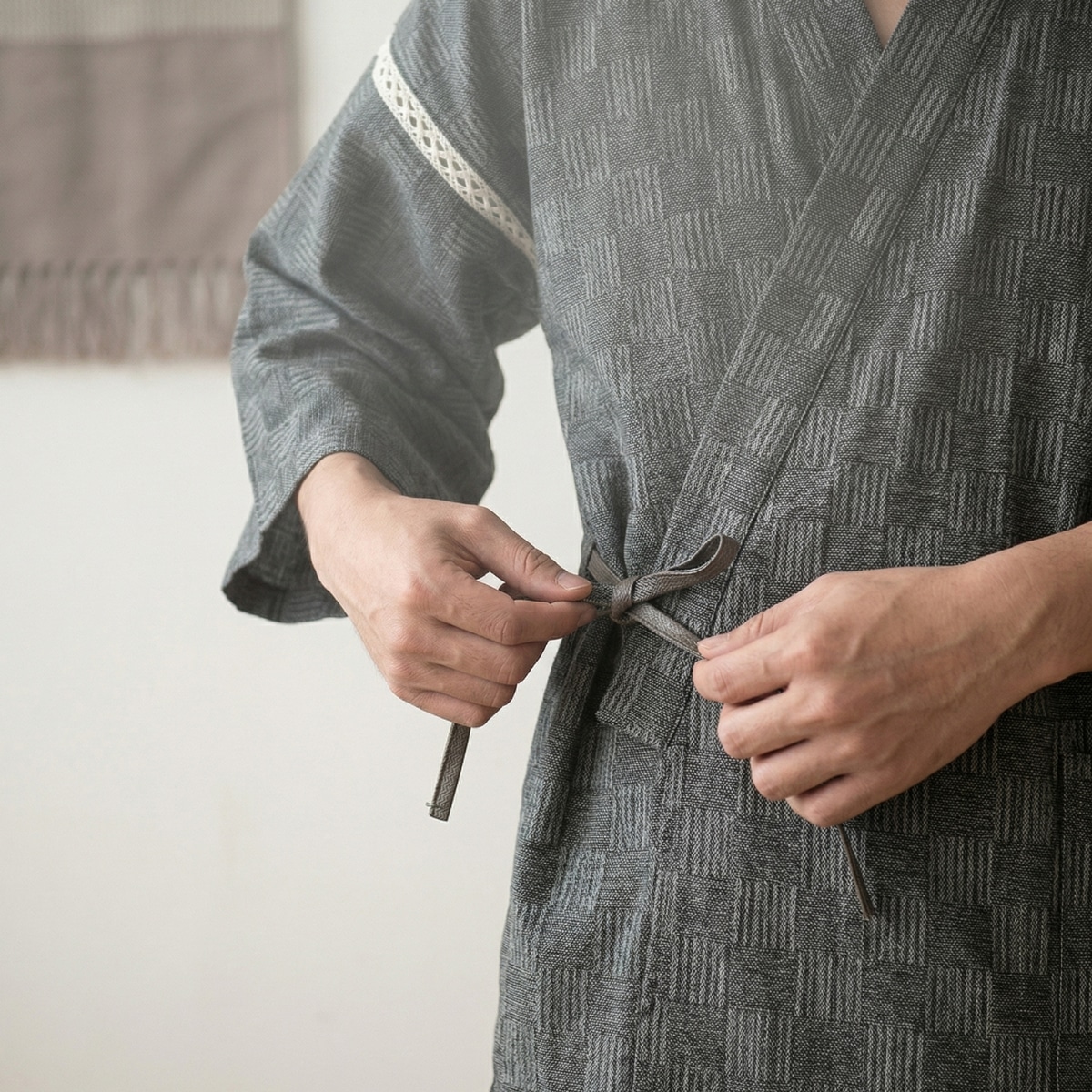 Pyjama japonais à petits carreaux et avec short pour homme — style japandi