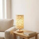 Lampe de table Japandi abat-jour géométrique doré base bois, luminaire au design japandi