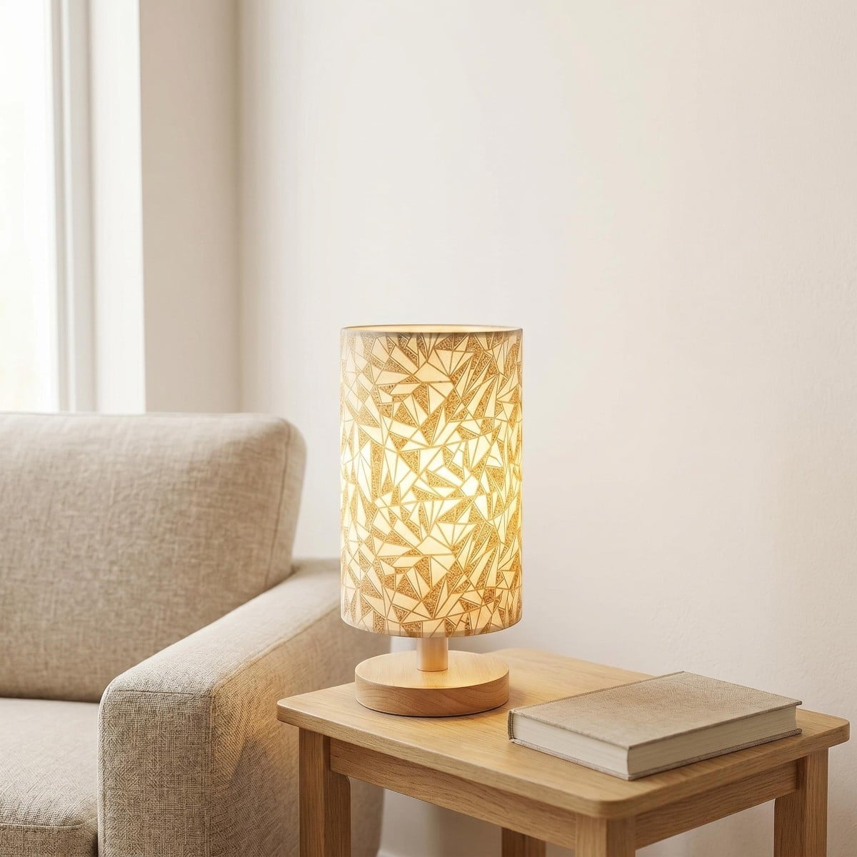 Lampe de table Japandi abat-jour géométrique doré base bois, luminaire au design japandi