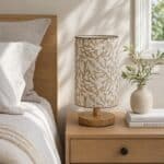 Lampe de table Japandi abat-jour géométrique doré base bois, luminaire au design japandi