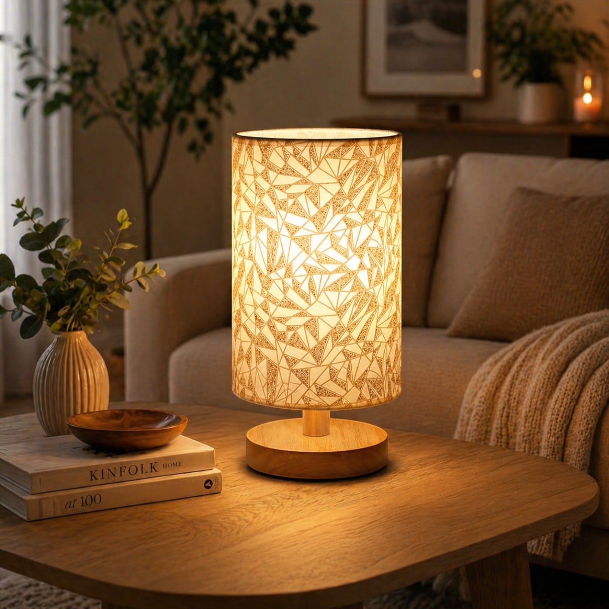 Lampe de table Japandi abat-jour géométrique doré base bois, luminaire au design japandi