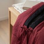 Hanten homme rouge à petits carreaux, vêtement japonais porté de face
