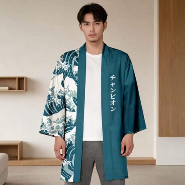 Un jeune homme portant un kimono homme vert avec imprimé représentant des vagues, avec un motif de vagues blanches et bleues, dans une pièce lumineuse au fond simple.