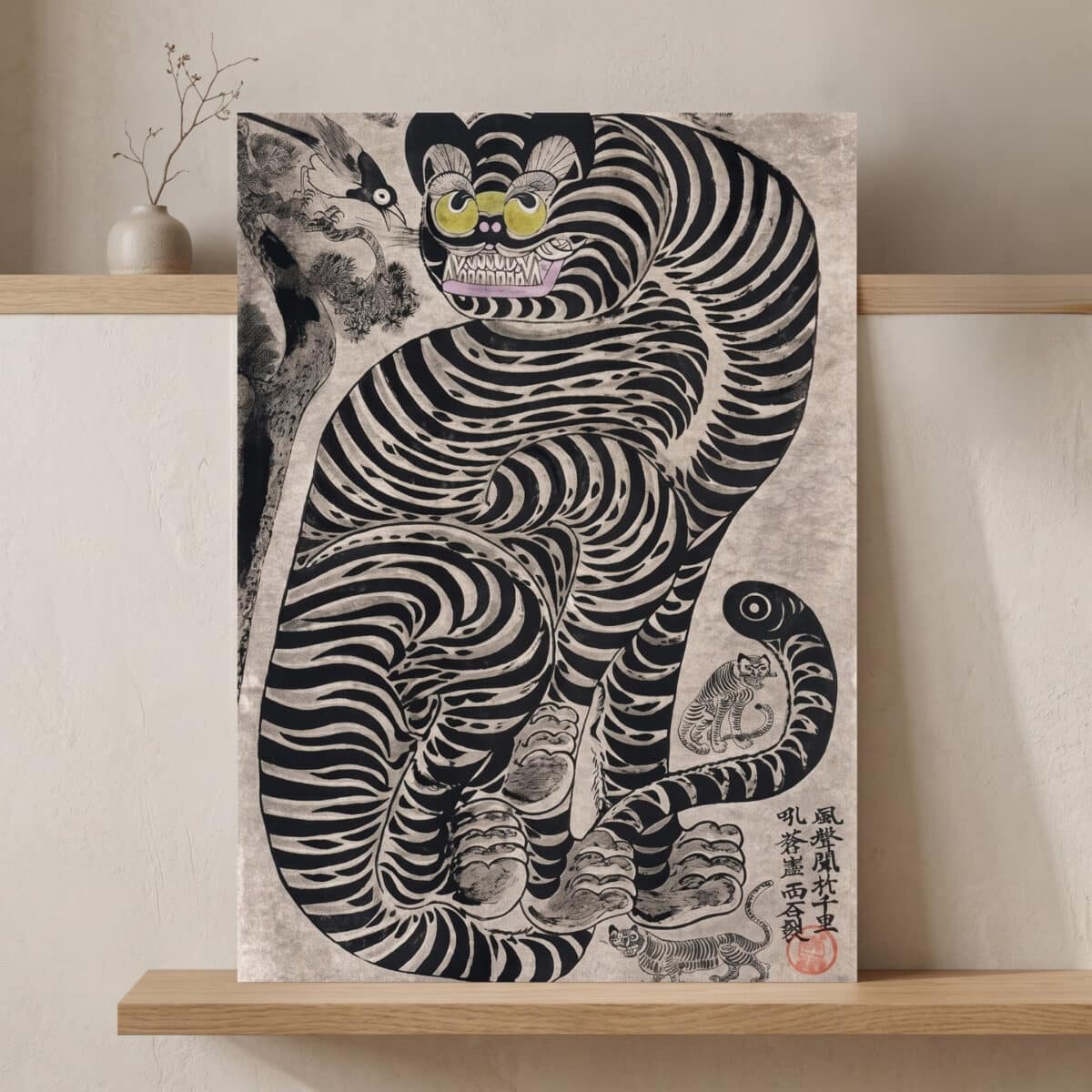 Affiche japandi avec le dessin d'un tigre traditionnel noir, posé sur une étagère en bois