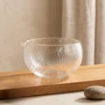 Bol japonais pour matcha en verre texturé et fouet bambou, décoration d'intérieur style japandi