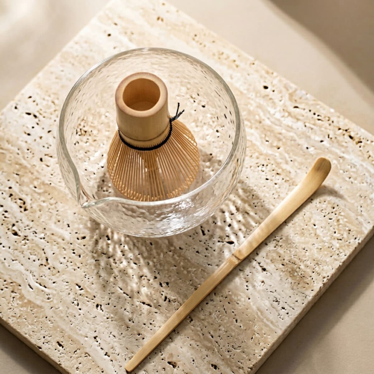 Bol japonais pour matcha en verre texturé et fouet bambou, décoration d'intérieur style japandi