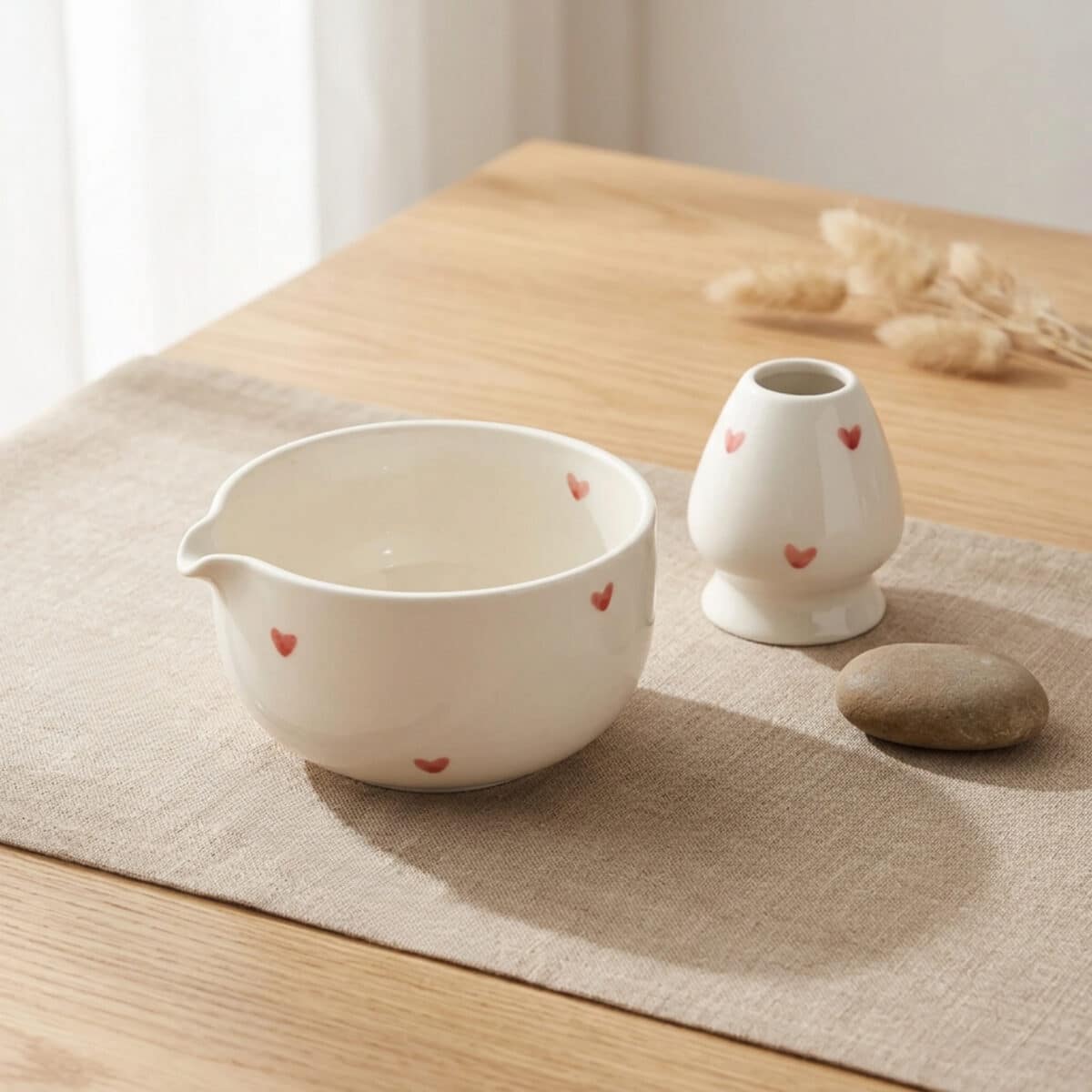 Bol japonais pour matcha blanc à petits coeurs, décoration d'intérieur style japandi