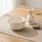 Bol japonais pour matcha blanc à petits coeurs, décoration d'intérieur style japandi