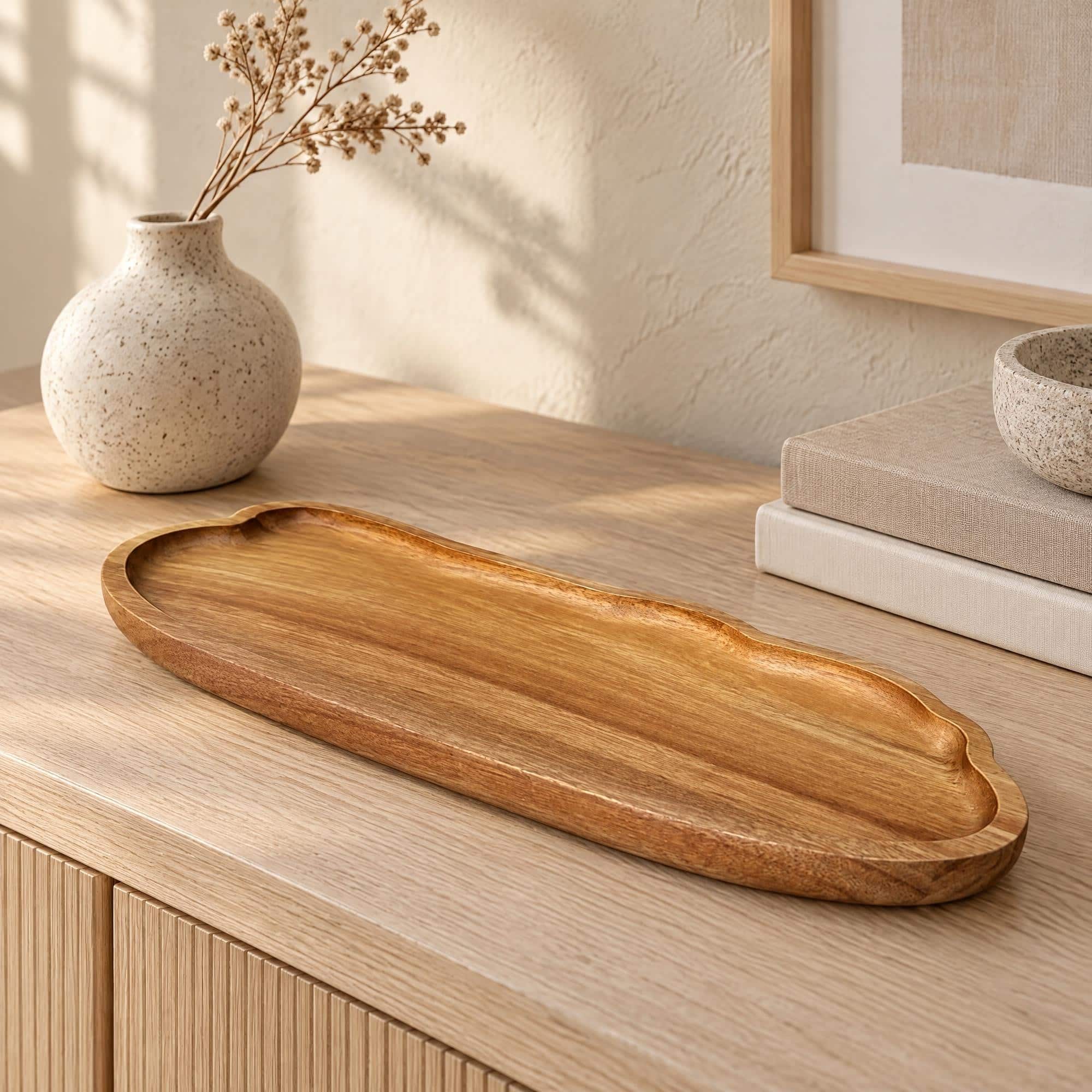 Un plateau japonais en bois pour desserts et bonbons, de forme allongée avec des bords relevés, posé sur un meuble en bois dans un intérieur chaleureux.